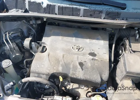 2013 Toyota Sienna Le V6 8 Passenger z USA, uszkodzony, nr VIN 5TDKK3DC8DS322915